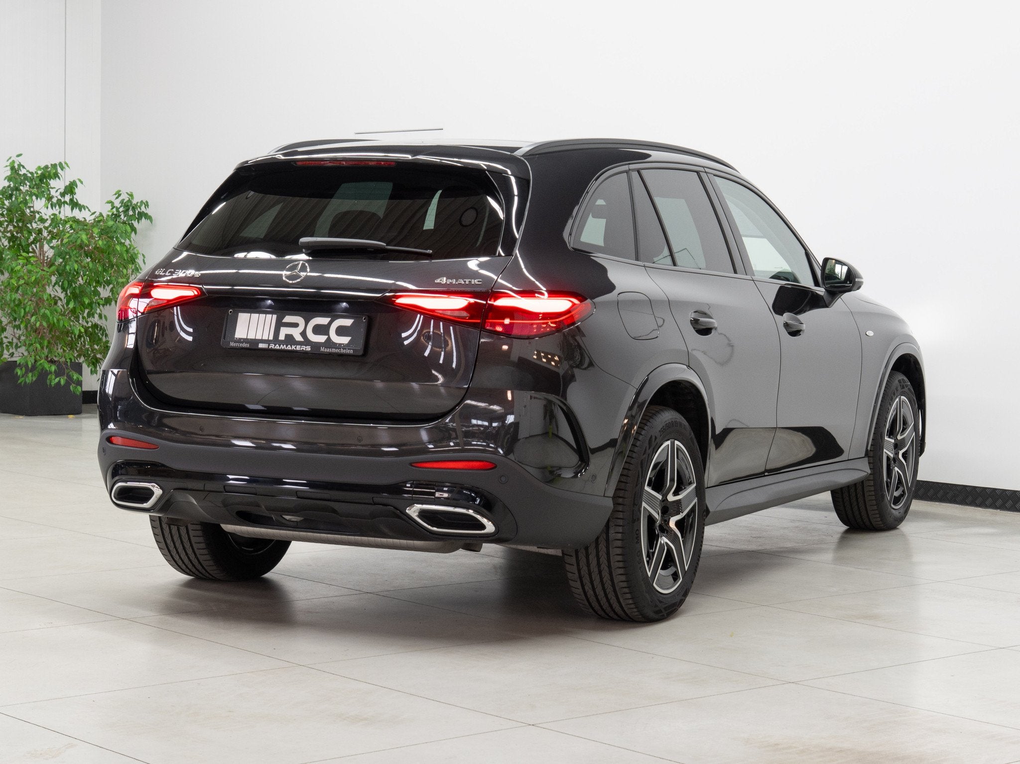 Mercedes-Benz GLC 300 e 4M AMG Night Trekhaak DISTRONIC 360, Auto's, Automaat, Gebruikt, Zwart, Alcantara