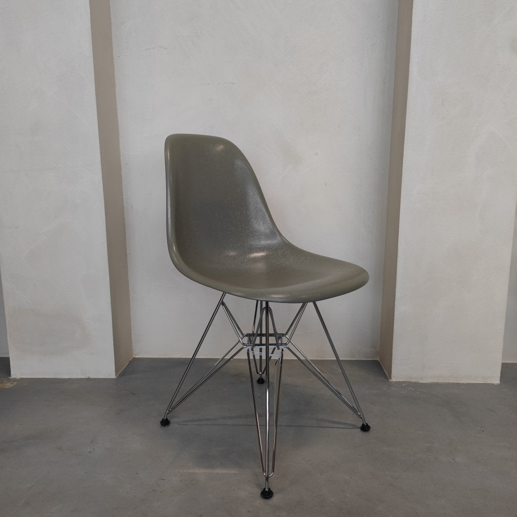 Vitra Eames Fiberglass Side Chair DSR stoel - Raw Umber