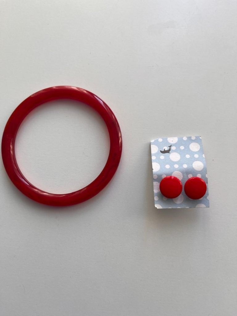 Set rode acryl armband & ronde oorstekers, Bijoux, Sacs & Beauté, Bracelets, Enlèvement ou Envoi, Utilisé, Rouge, Synthétique ou Plastique