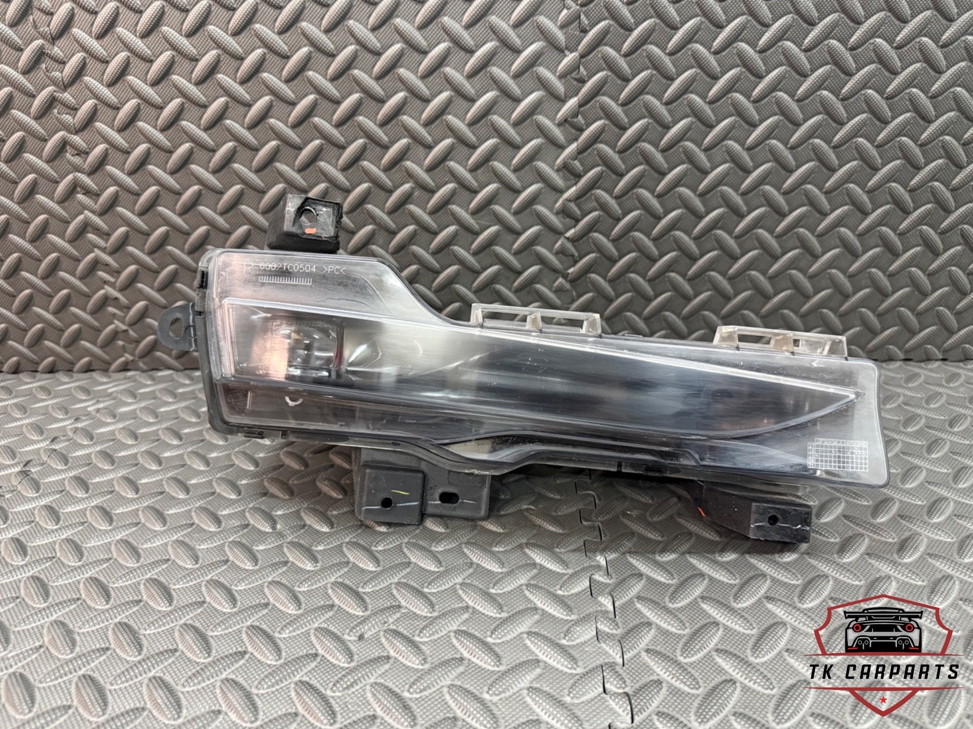Feu antibrouillard droit pour Tesla Model 3 1077396-00-C, Tesla, Inc., Utilisé, Info@tesla.com, Tesla Road 1
78725  Austin