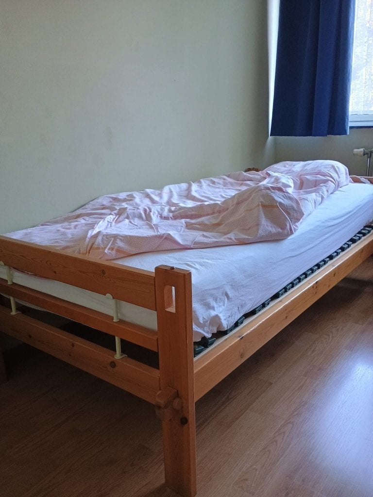 eenpersoonsbed + lattenbodem + matras + lakens, Enlèvement, Comme neuf, Une personne, Matelas