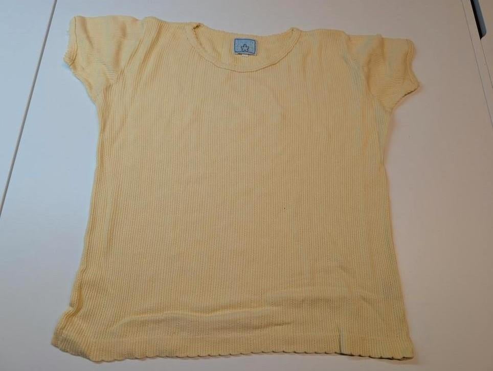 T-shirt côtelé jaune clair Tahiti à bord dentelé pour 12, Enlèvement ou Envoi, Chemise ou À manches longues, Tahiti, Comme neuf