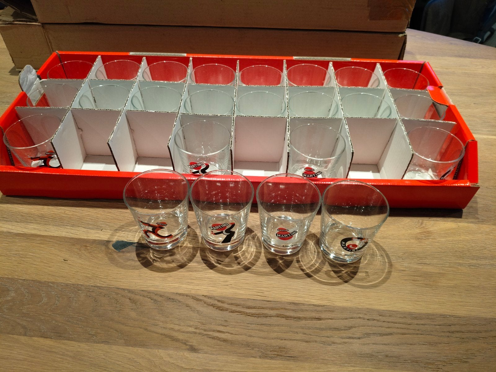 5 displays met elk 24 martini glazen, Verzamelen, Ophalen