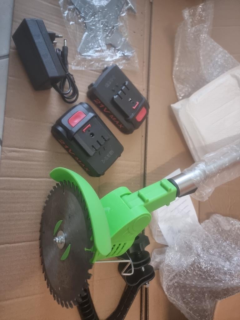 Nouveau coupe-herbe avec 2 batteries !, Hobby & Loisirs créatifs, Enlèvement
