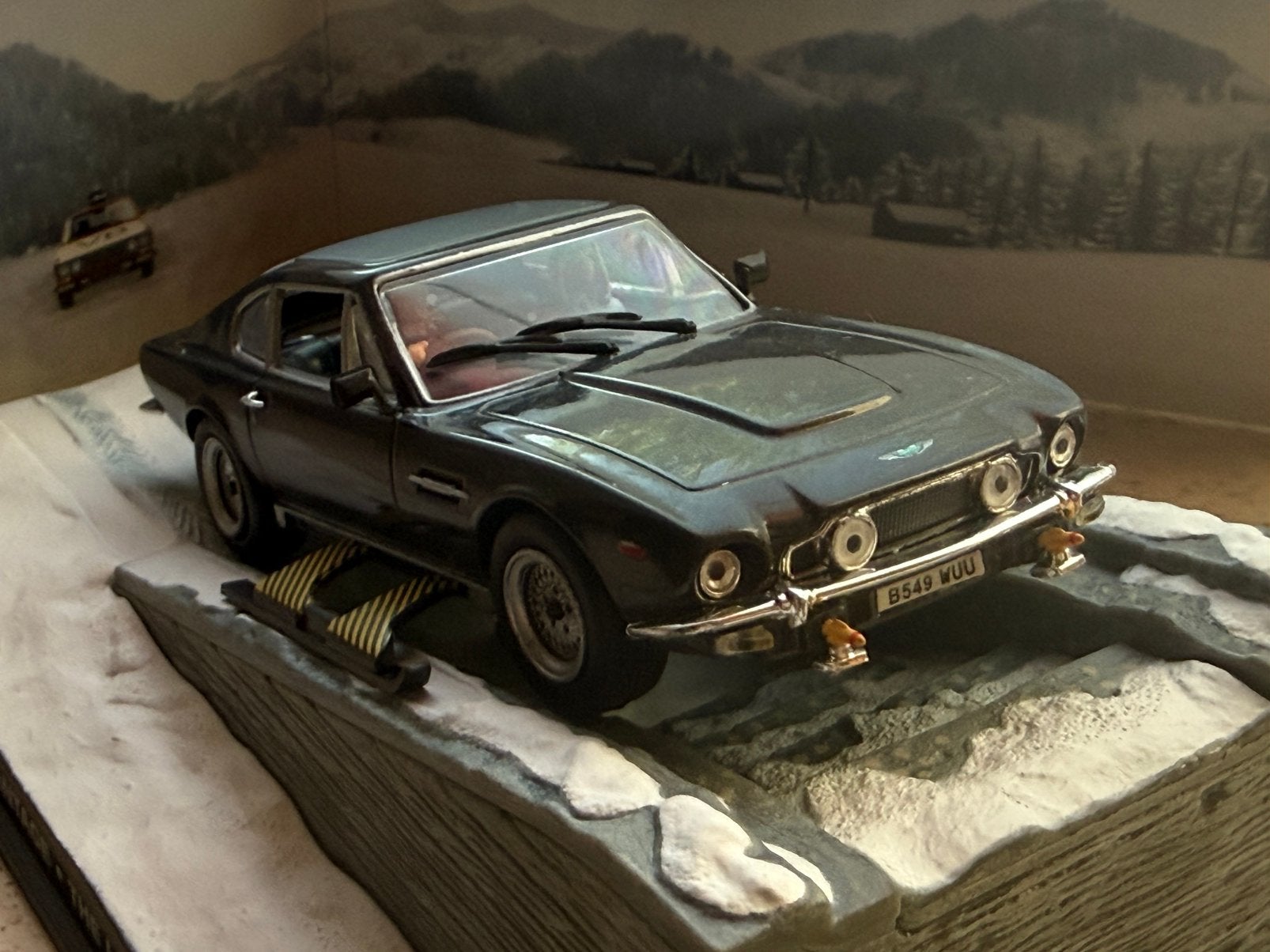 Aston Martin V8 Vantage, Enlèvement ou Envoi, Comme neuf, Voiture, Universal Hobbies