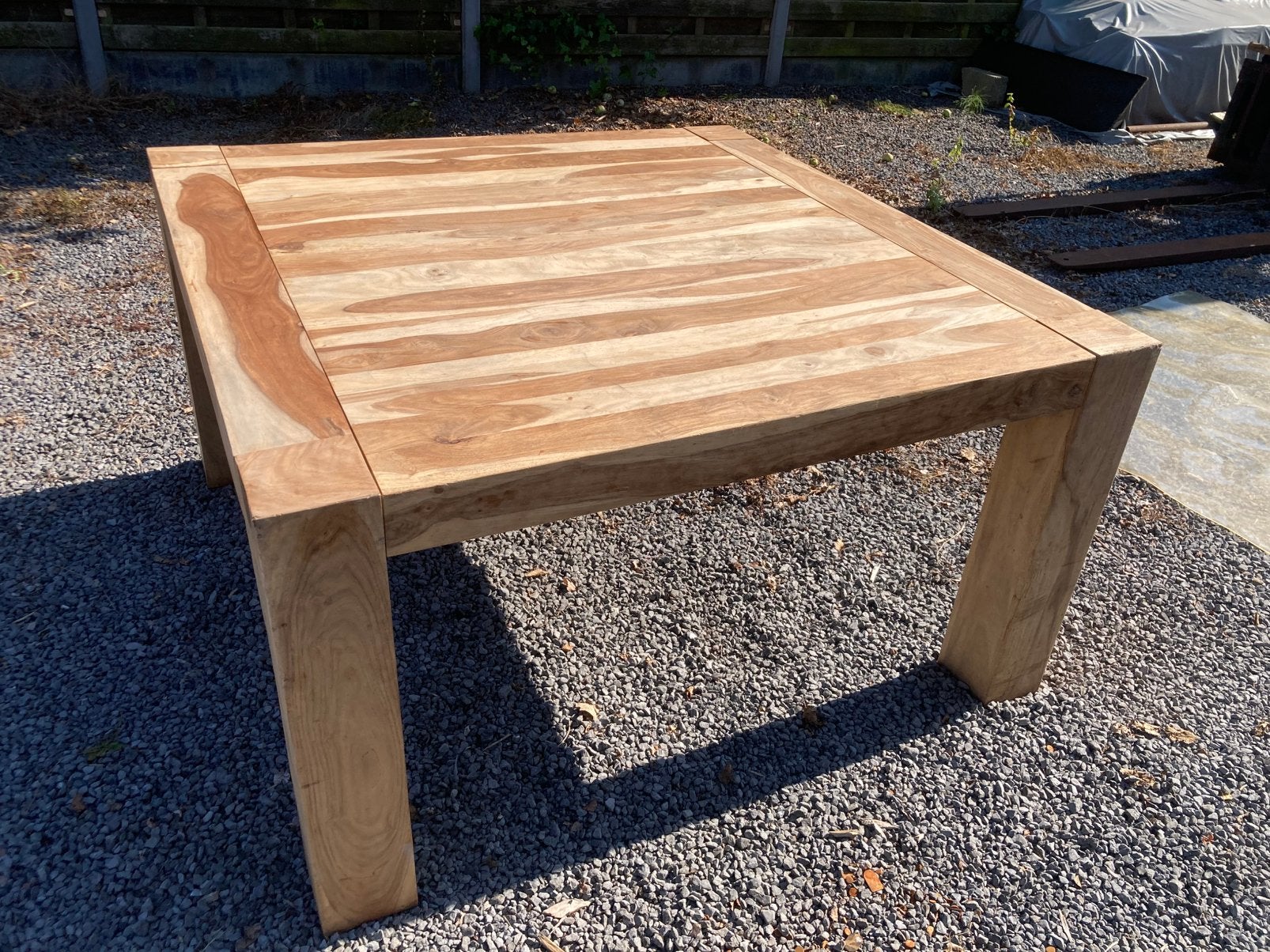 Massief houten tafel in sheeshamhout en 8 rotan stoelen, Huis en Inrichting, Ophalen, Zo goed als nieuw