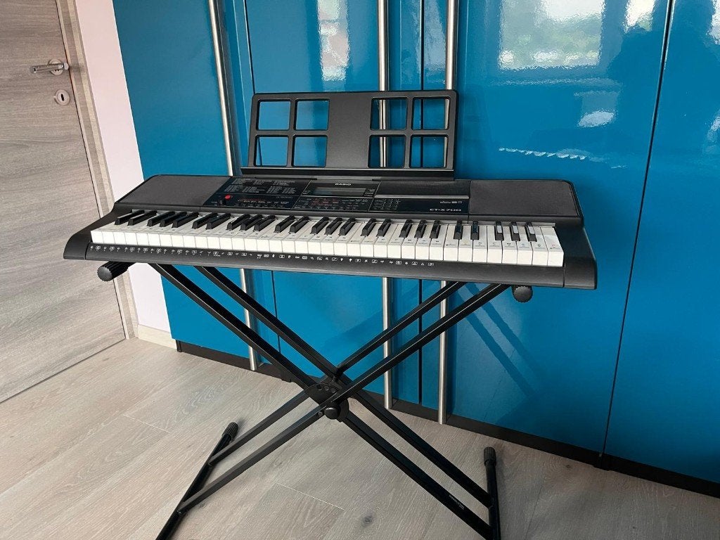 Keyboard Casio CT-X700 met onderstel, Muziek en Instrumenten, Ophalen, Casio, 61 toetsen, Zo goed als nieuw