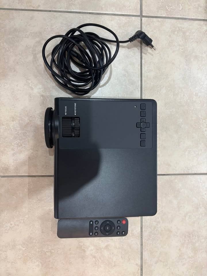 Projecteur Full HD avec WiFi et Bluetooth, bon état, 65€, Staratlas, Comme neuf, Enlèvement, LCD