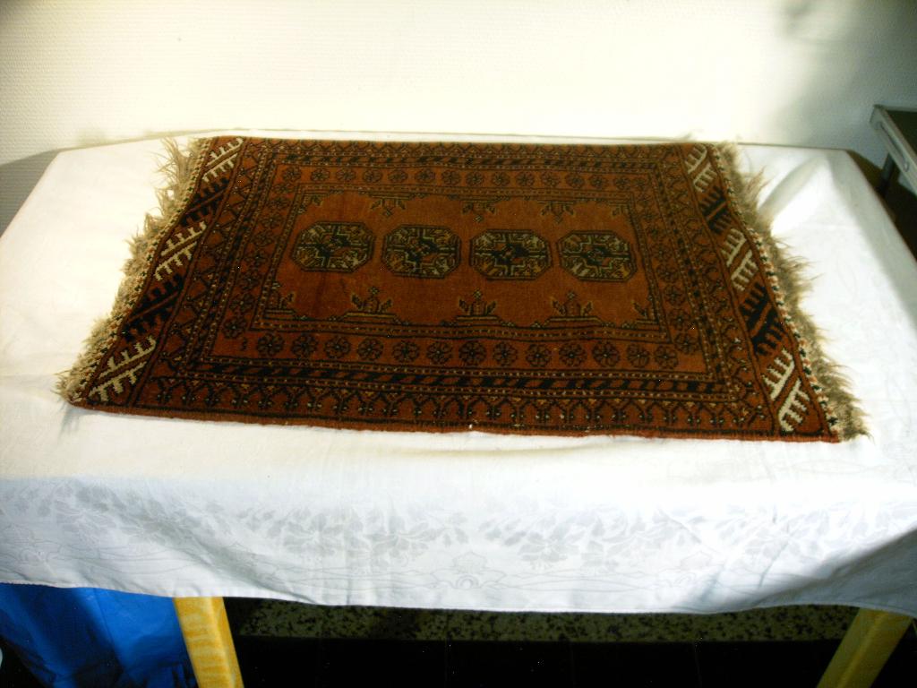 Een handgeknoopt Pakistaans wollen bidkleedje., Huis en Inrichting, Stoffering | Tapijten en Vloerkleden, 50 tot 100 cm, Overige kleuren