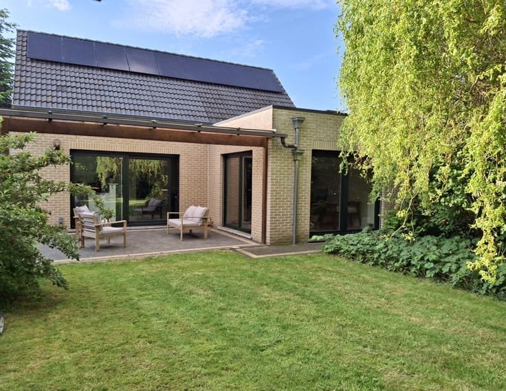 Lichtrijke vrijstaande woning met prachtige tuin, 1000 tot 1500 m², 174 m², Vrijstaande woning, 3 kamers