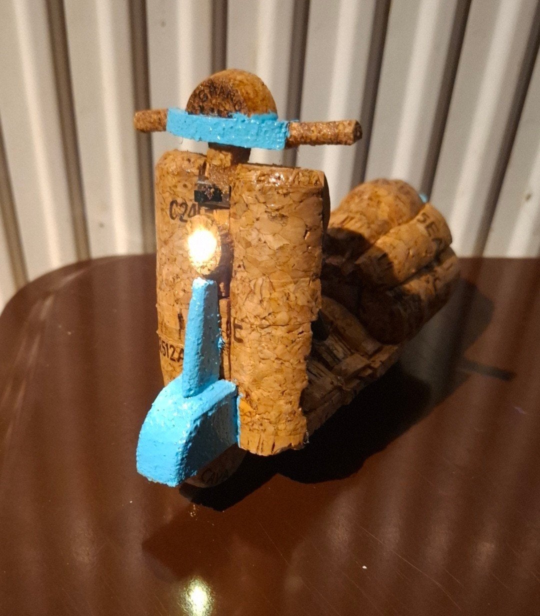 Vespa' van wijnkurken . Met werkend voorlicht en zonnepaneel, Ophalen
