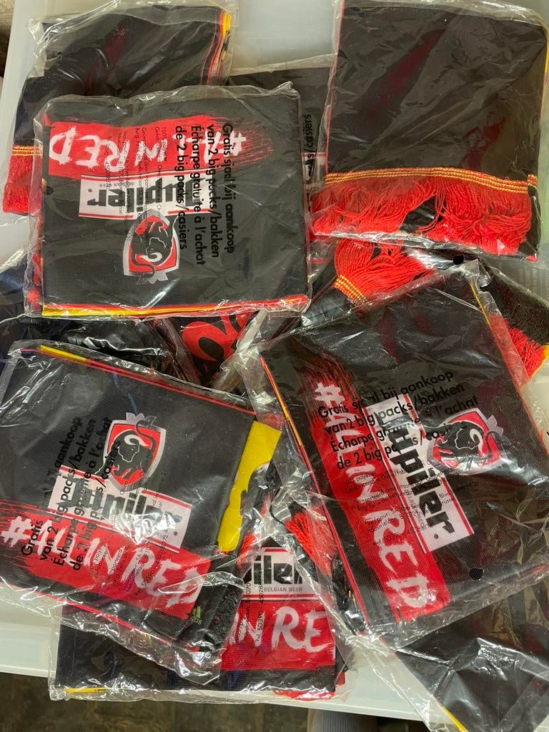 12 nieuwe vlaggen/ sjaals Jupiler / België, Diversen, Ophalen of Verzenden, Zo goed als nieuw