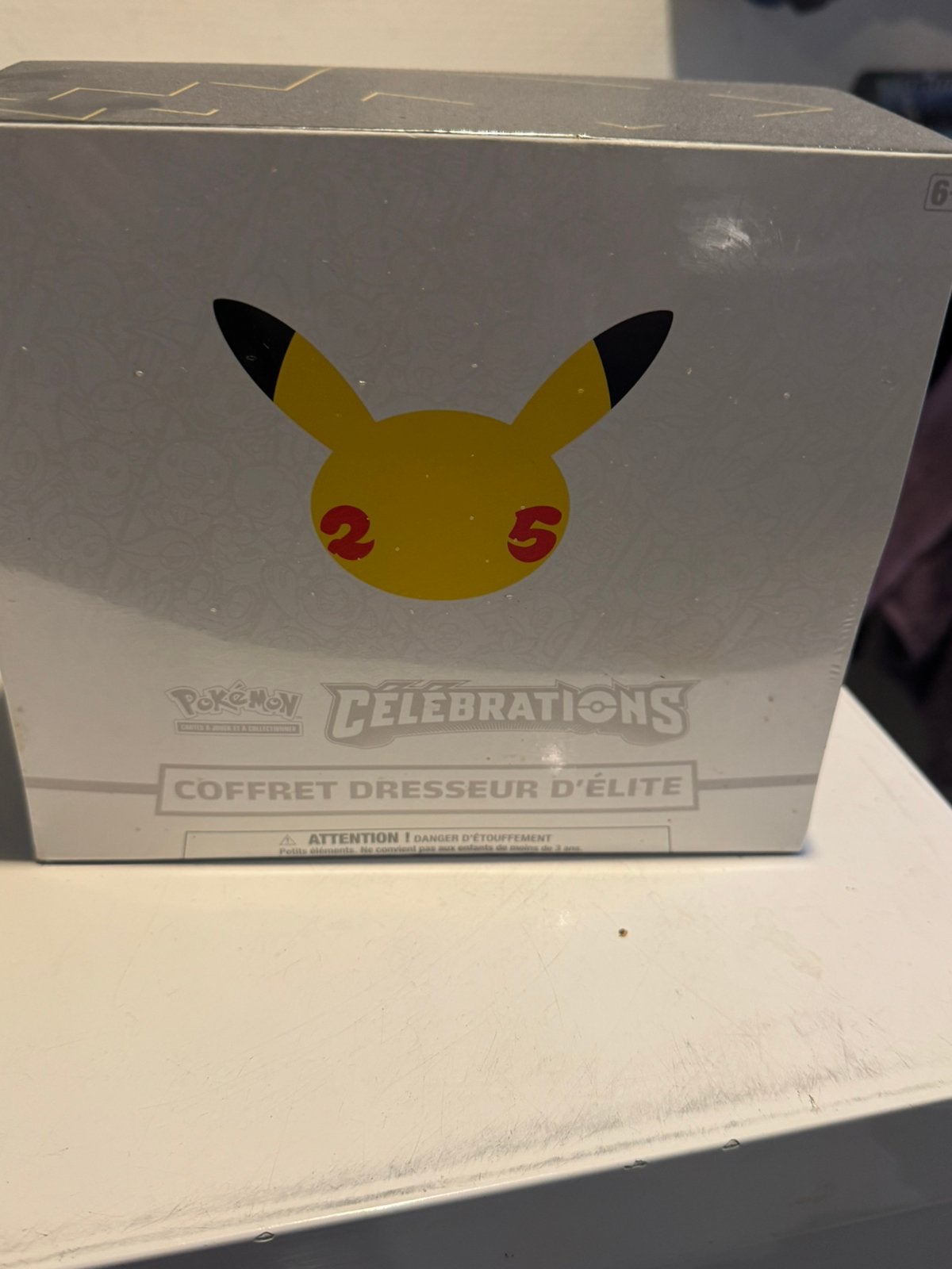 ETB Pokémon 25 Ans Célébrations - Neuf / Scellé (Fr), Hobby en Vrije tijd, Verzamelkaartspellen | Pokémon, Ophalen, Zo goed als nieuw
