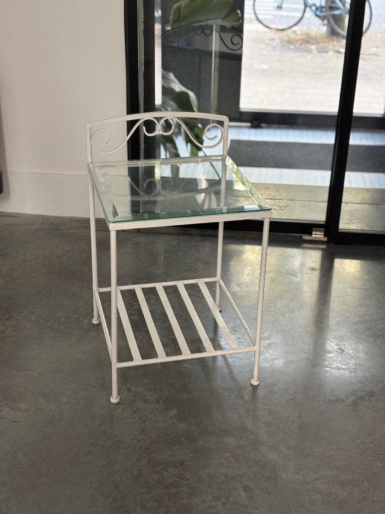 Vintage gietijzeren nachtkastjes glazen bovenblad retro, Ophalen, Gebruikt, Metaal of Aluminium, 45 tot 65 cm