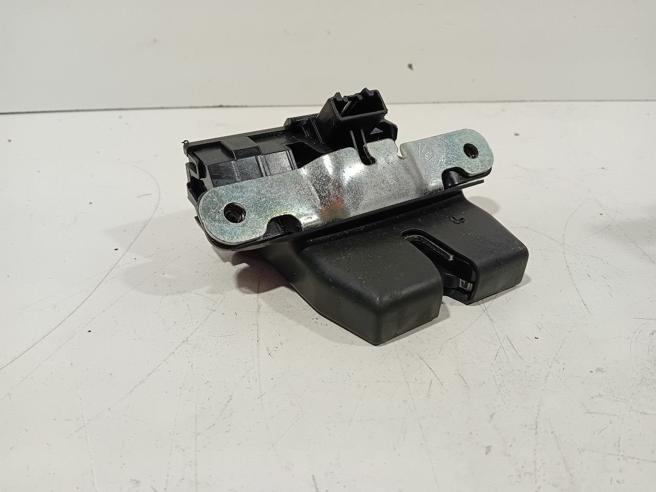 Slot mechaniek kofferdeksel achterklep elektrisch Ford B-Max, Onderdelen@venauto.nl, Van der Ven Autorecycling B.V., Ettenseweg 76, 4706 PB Roosendaal, The Netherlands
