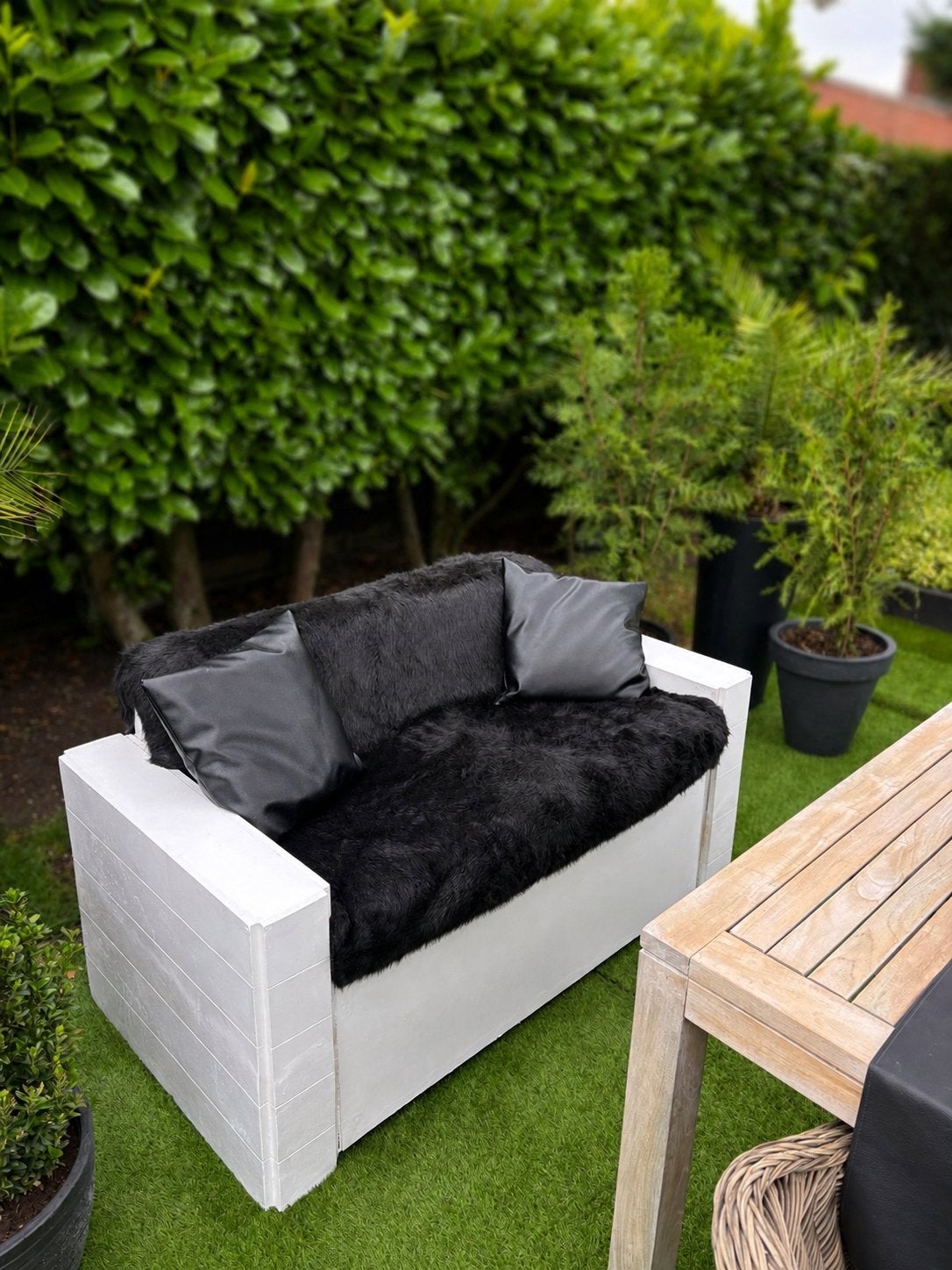 Kleine witte loungebank vachtbekleding – 144 cm, Tuin en Terras, Ophalen, Gebruikt, Hout, Bank