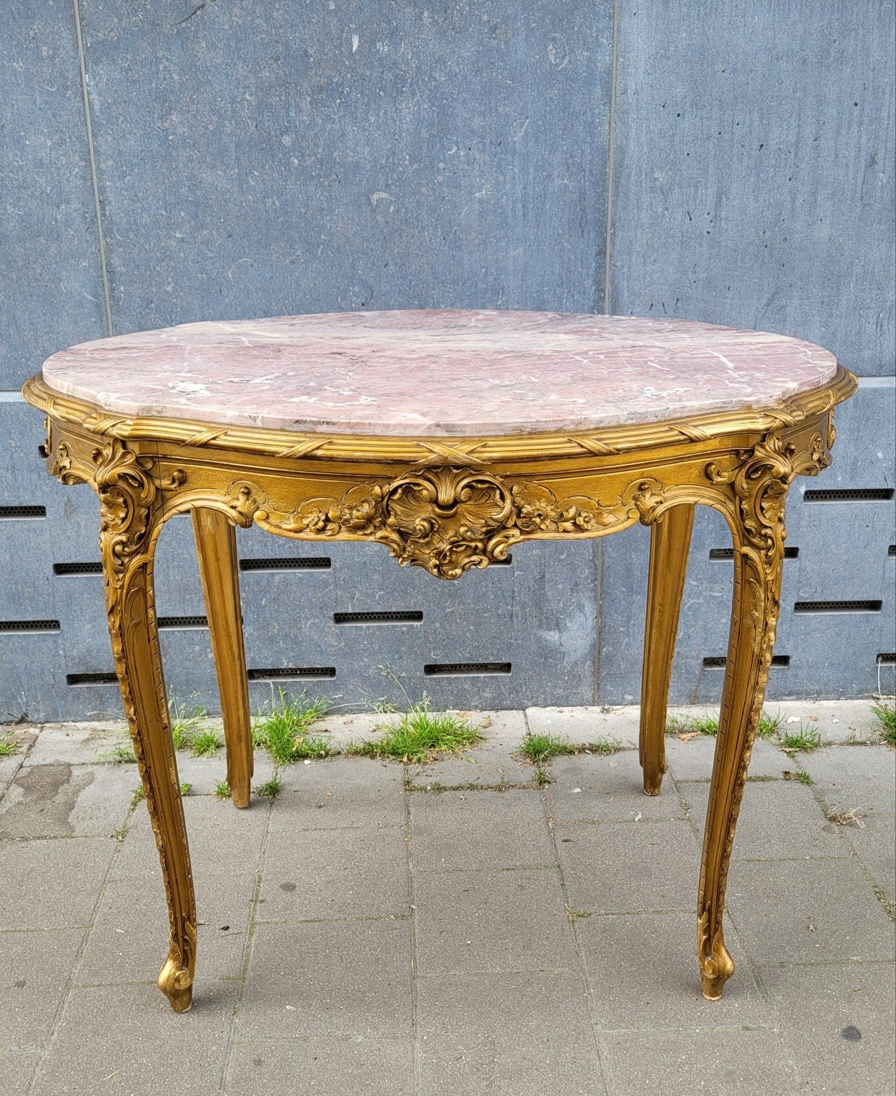 Table basse de style Louis XV du XIXe siècle, Enlèvement