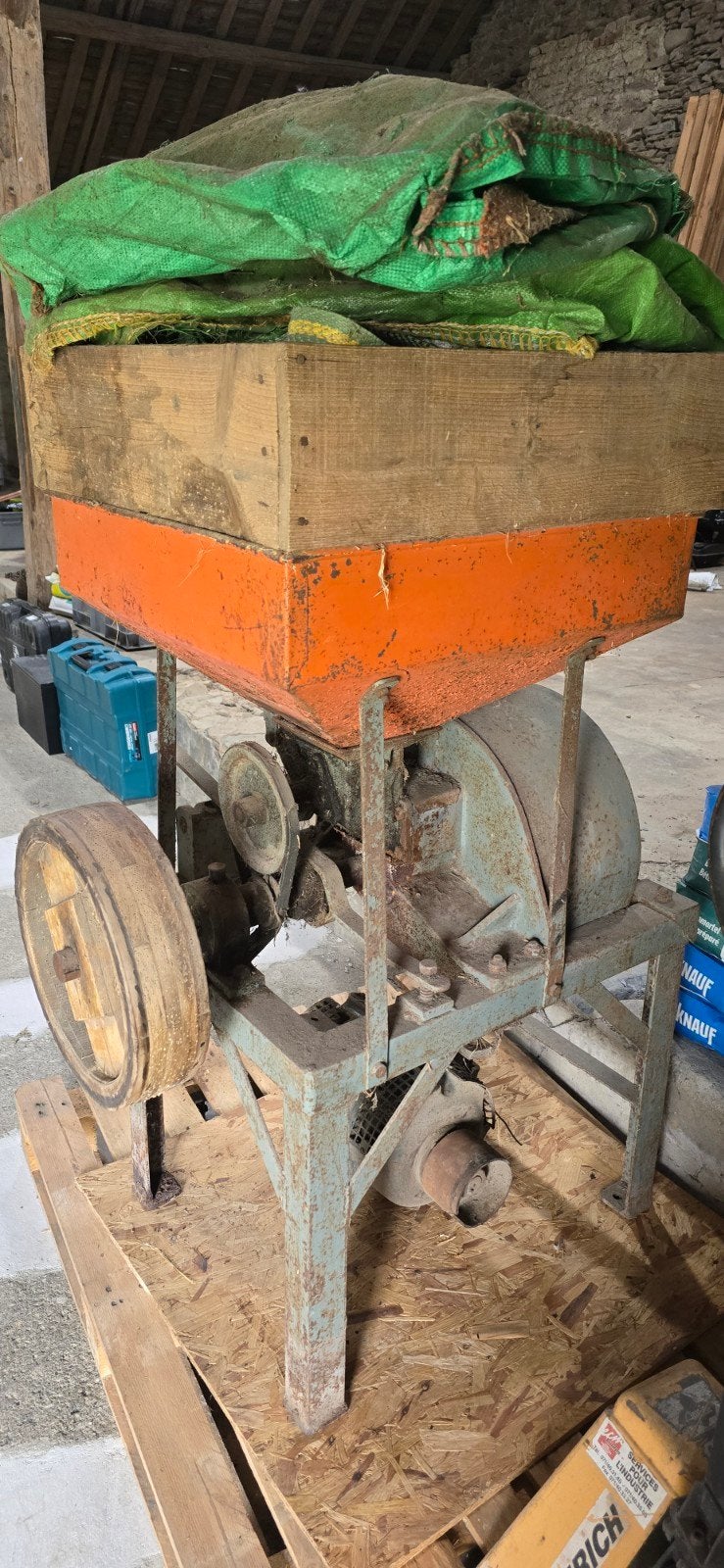 Aplatisseur à grains / Concasseur agricole ancien