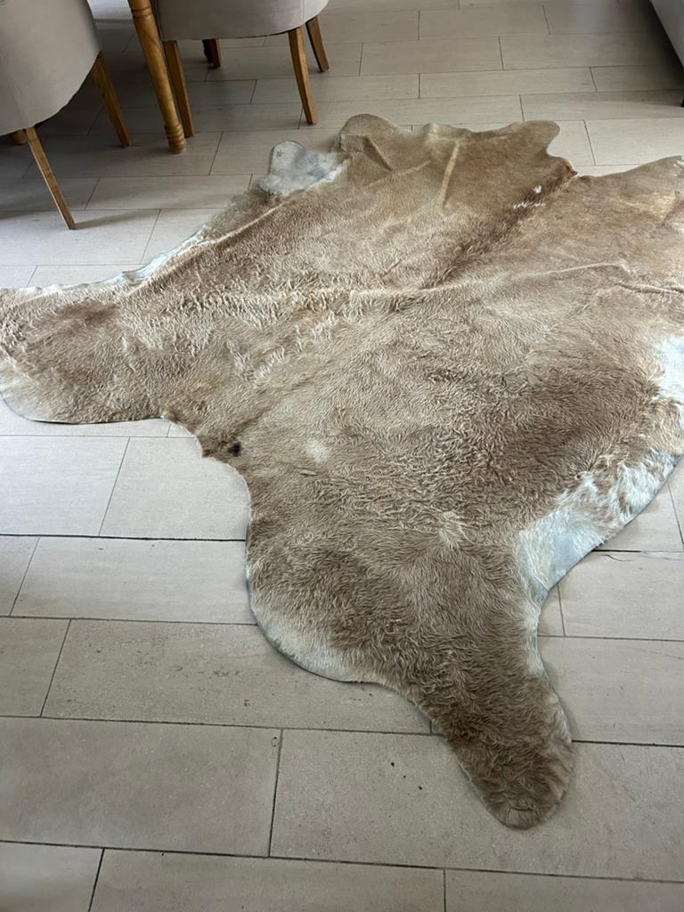 Beige koeienvel tapijt, Ophalen, Zo goed als nieuw, Beige