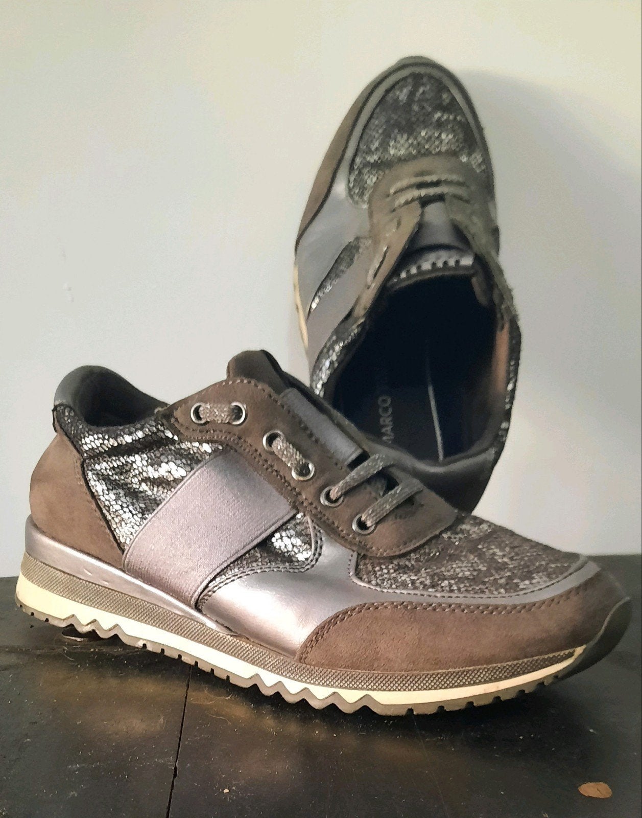 Sneaker d'entrée de gamme, taille 38 et demi, 39, Vêtements | Hommes, Chaussures, Enlèvement ou Envoi, Autres couleurs, Porté