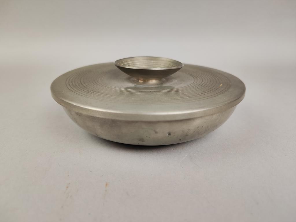 Zweeds tin schaaltje met deksel #Svenskt Tenn# van +_ 1934, Enlèvement