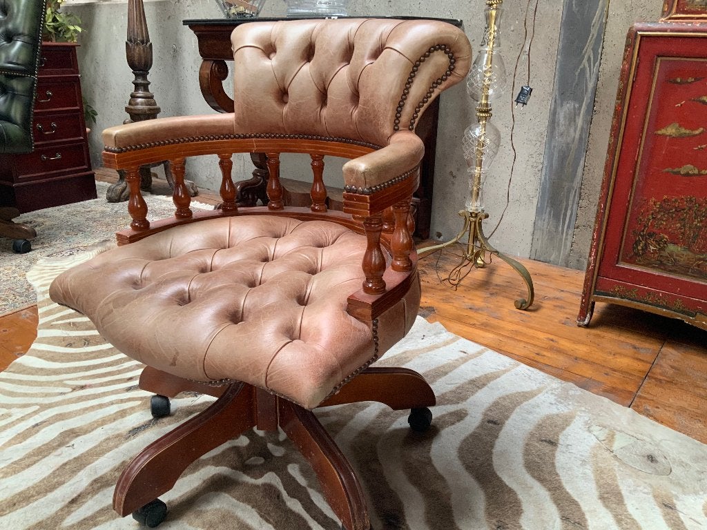 Chesterfield bureau stoel, Ophalen