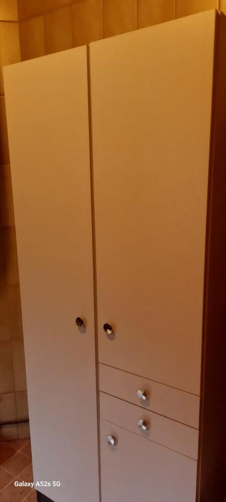 GRATIS WITTE KAST BERCHEM, Huis en Inrichting, Badkamer | Badkamermeubels, Ophalen