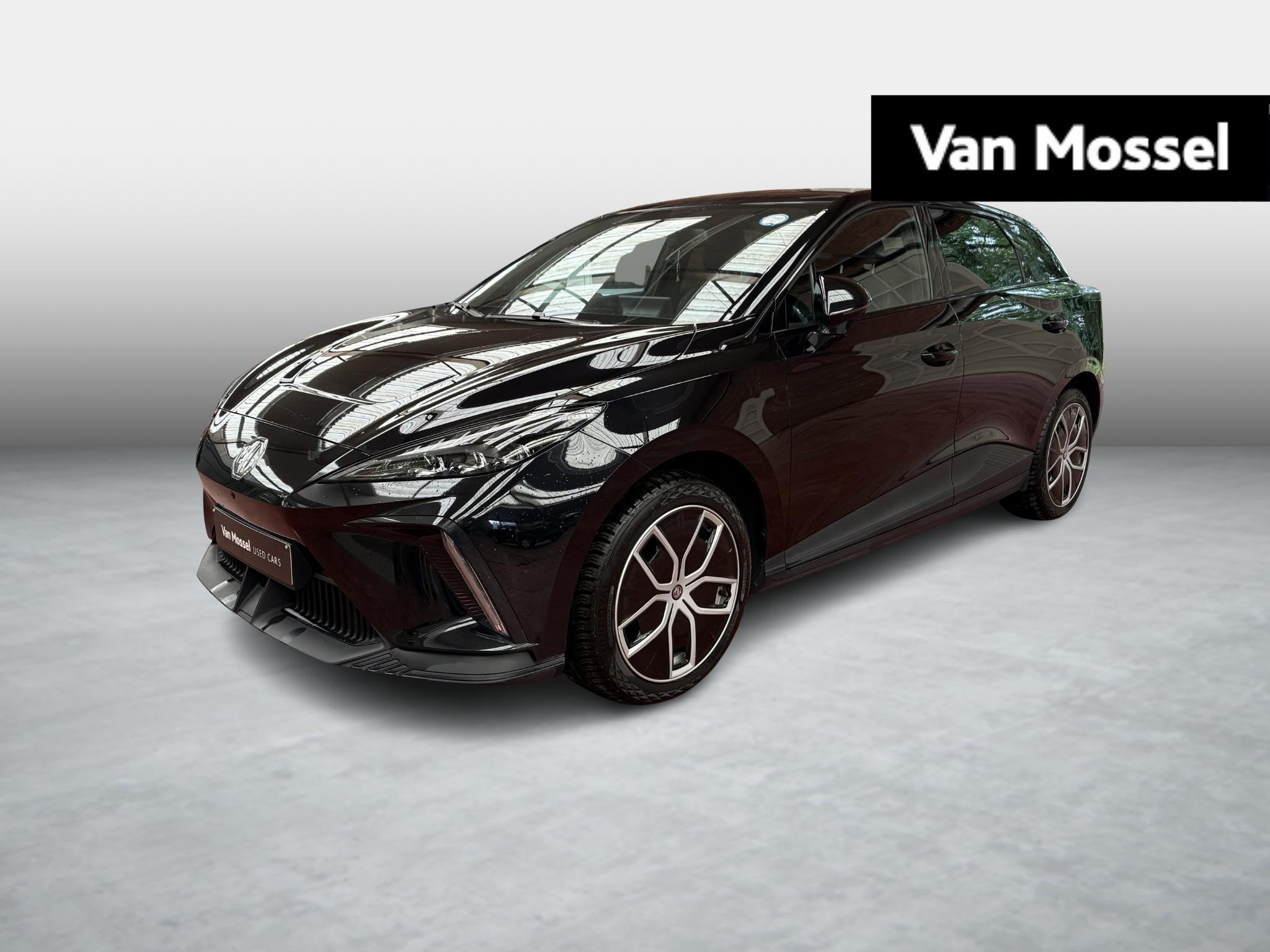 MG MG4 64 kWh Luxury, Auto's, MG, Automaat, Gebruikt, 1675 kg, Zwart