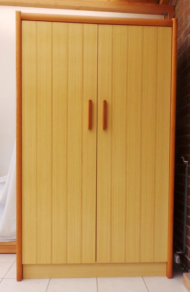 1 armoire en bois pour vêtements, Avec tablette(s), 100 à 150 cm, Utilisé, Autres matériaux