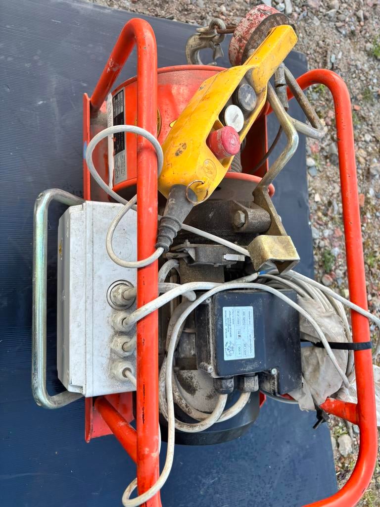 Palan IORI TREUIL DE LEVAGE DM/300 KG AVEC TELECOMMANDE, Enlèvement, Comme neuf