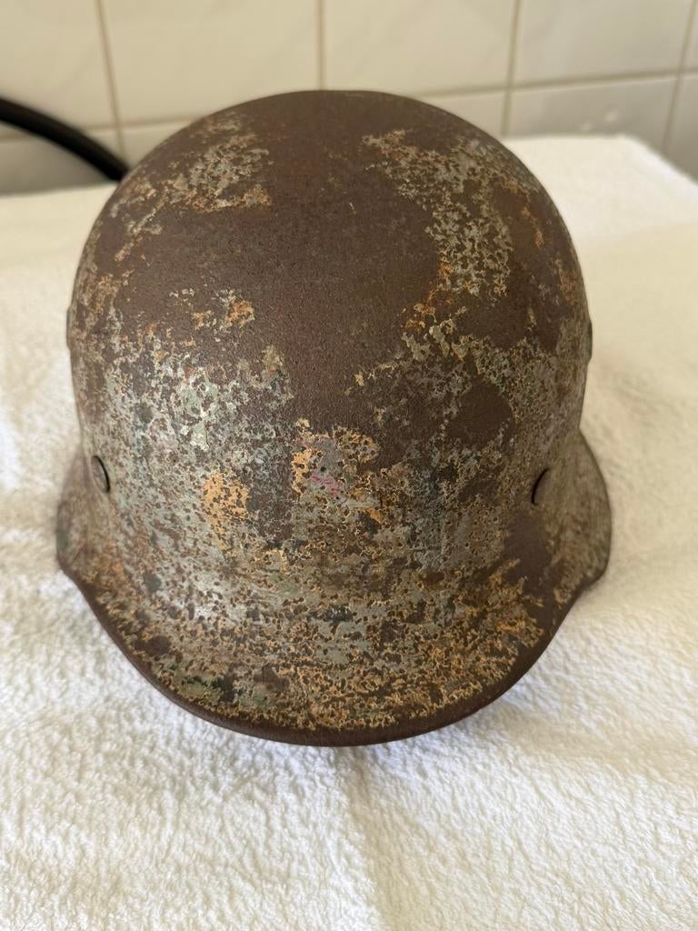 Duitse M40 camouflage Helm - schuurvonds, Verzamelen, Verzenden, Landmacht, Helm of Baret