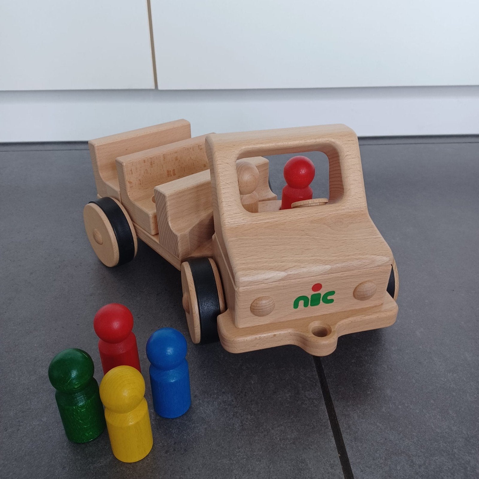Nic houten speelgoedauto, Ophalen