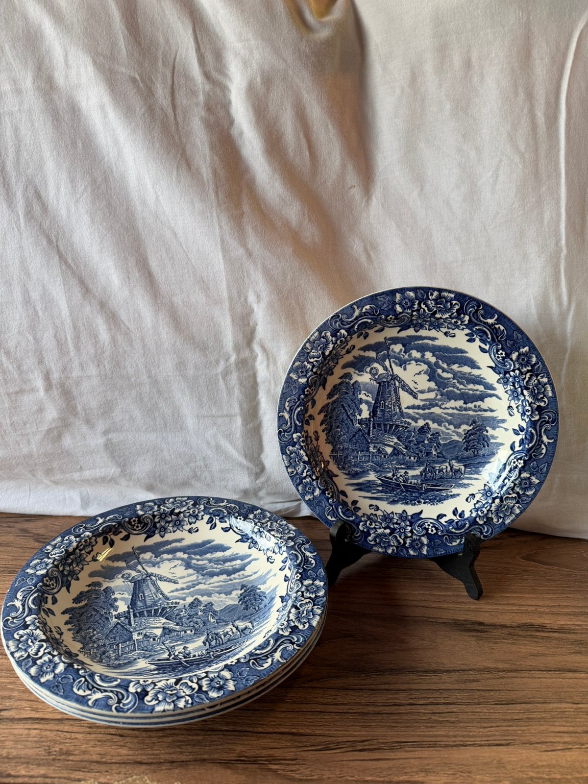 Assiettes Royal Tudor Ware, Enlèvement