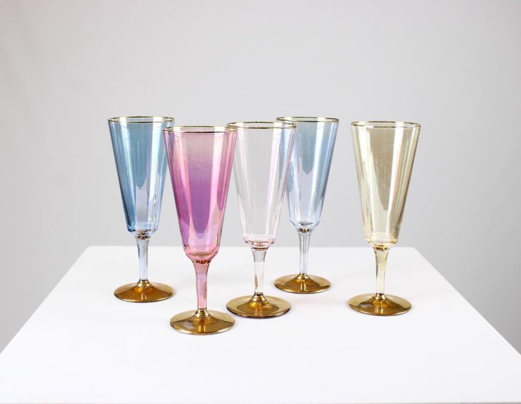 5 gekleurde glazen met gouden voet, Antiek en Kunst, Ophalen of Verzenden