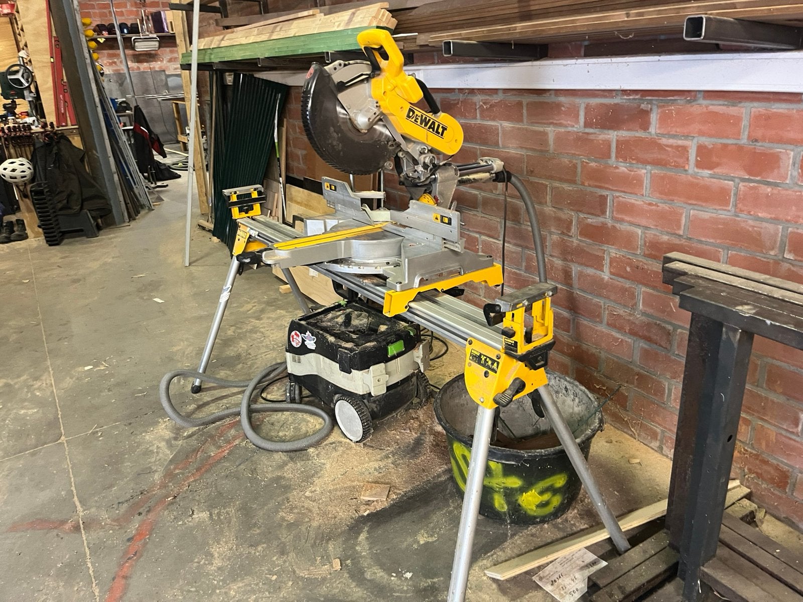 Scie à tronçonner DeWalt et support, Bricolage & Construction, Outillage | Scies mécaniques, 70 mm ou plus, Enlèvement, Utilisé