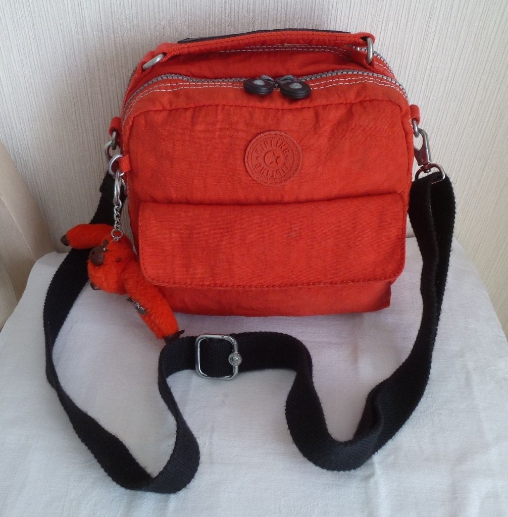 kipling sac main bandoulière ou dos + singe, Bijoux, Sacs & Beauté, Enlèvement ou Envoi, Utilisé, Rouge, Kipling