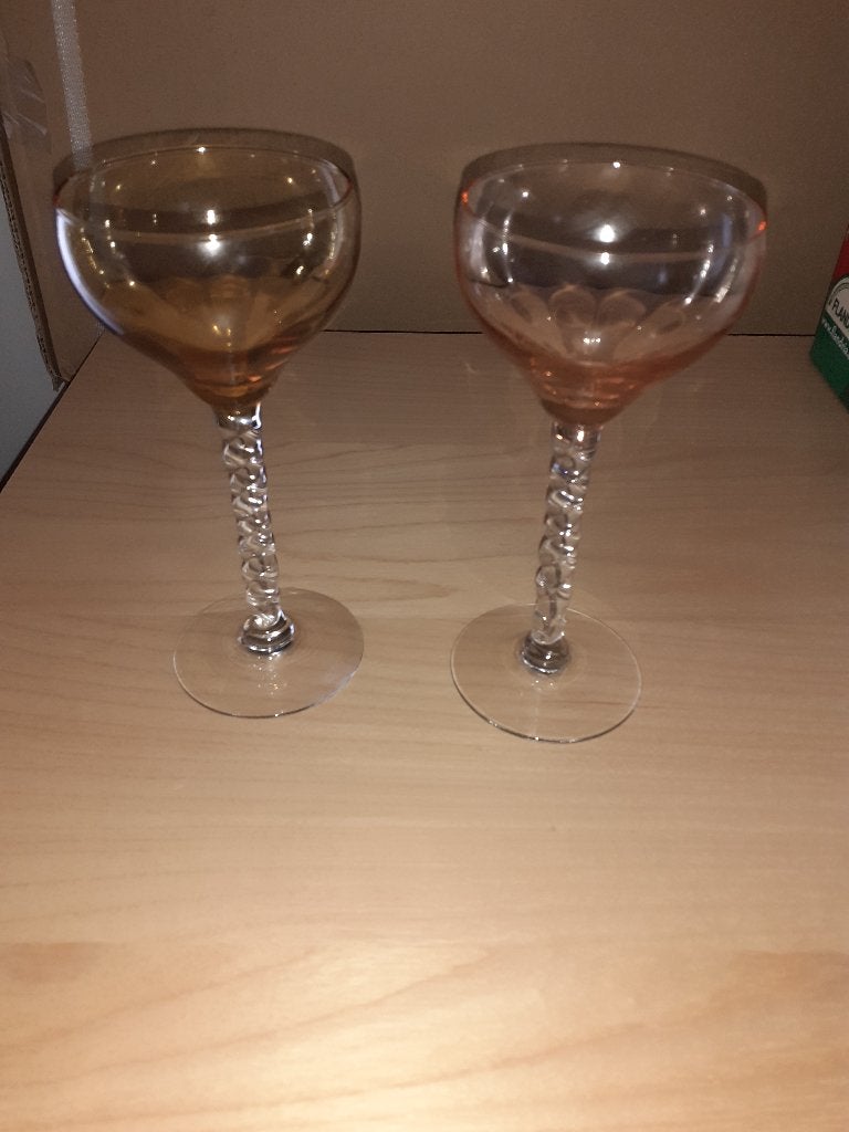 Verres à liqueur de couleur pieds torsadés  (2) vintage, Antiquités & Art, Enlèvement