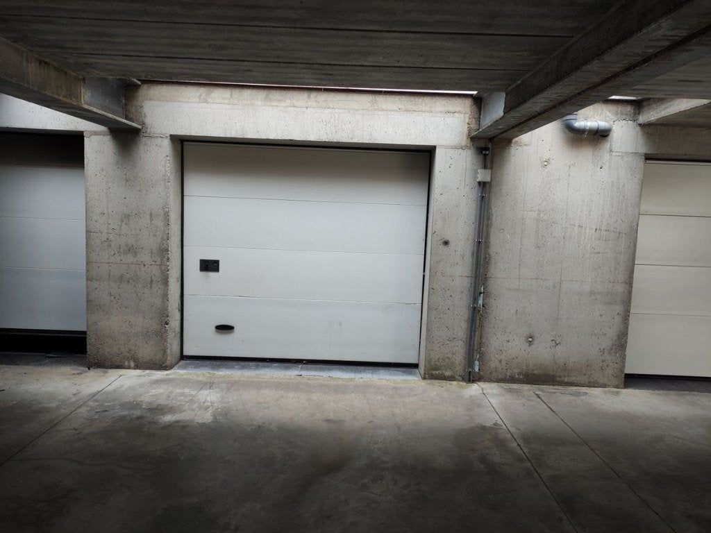 Ruime afgesloten garagebox te huur in Gijzegem/Aalst
