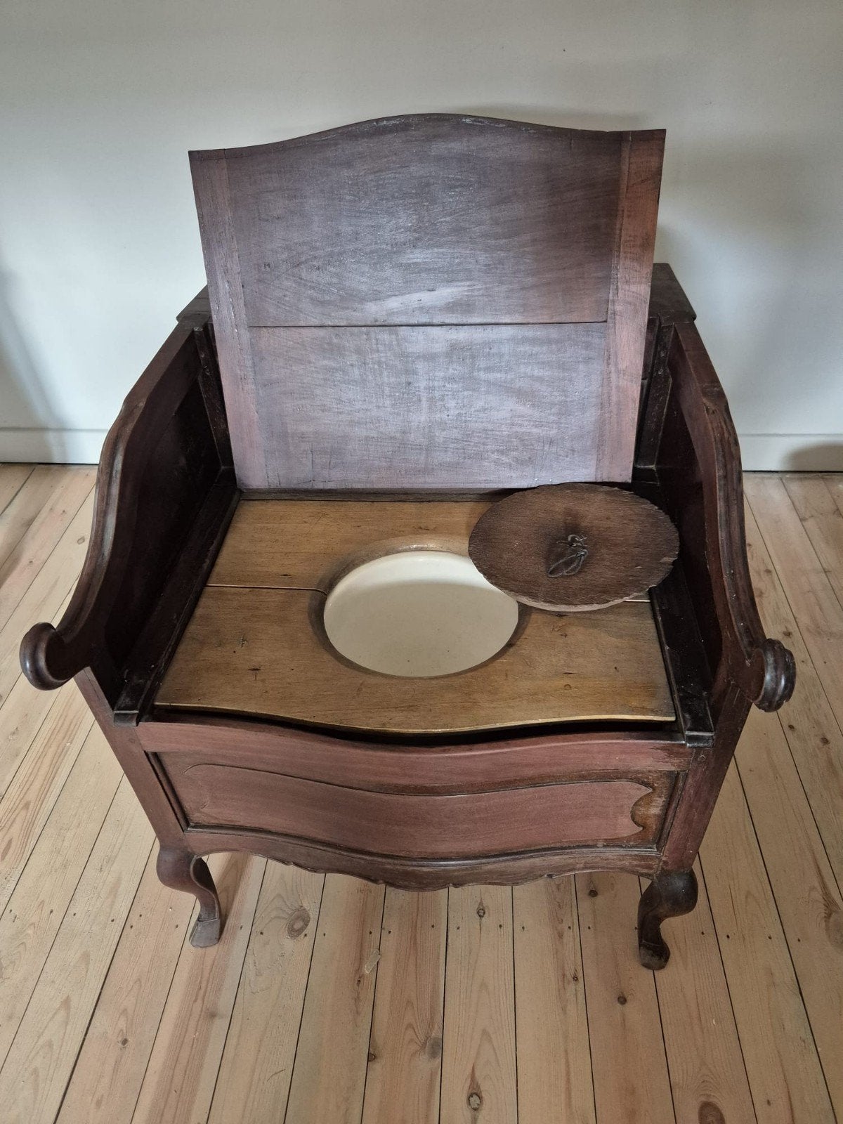 Antieke stoel met verborgen kamerpot (toilet), Enlèvement