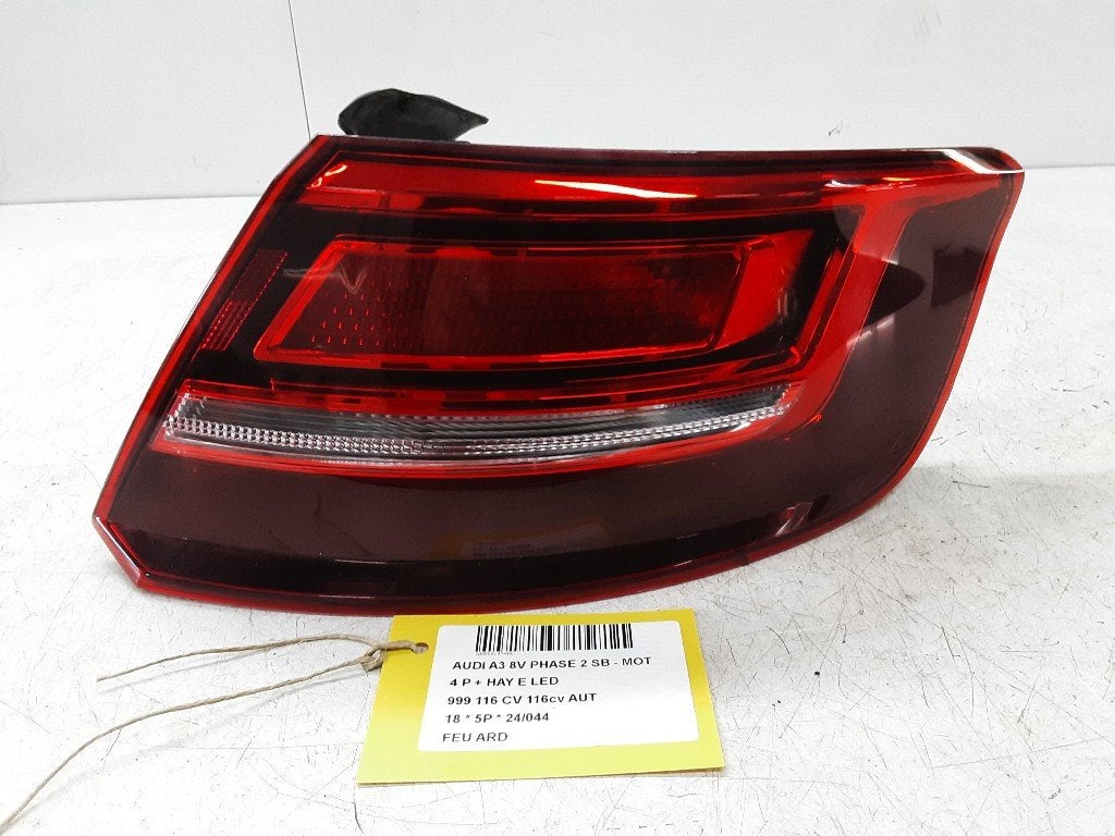 FEU ARRIÈRE DROIT A3 Sportback (8VA / 8VF) (8V4945070), Auto-Union-Straße  1,
85057  Ingolstadt, DE, Info@audi.de, Audi, Utilisé