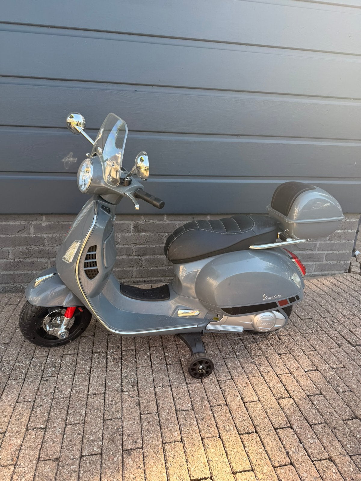Elektrische Vespa kinderscooter – grijs – accu defect, Kinderen en Baby's, Ophalen, Gebruikt