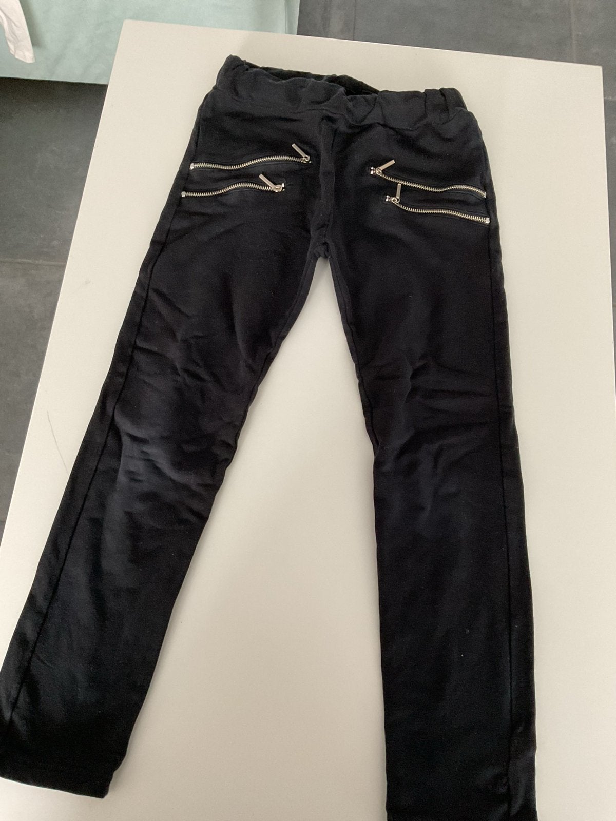 Zwarte legging met ritsen (maat 134), Ophalen of Verzenden, Zo goed als nieuw, Meisje, Broek