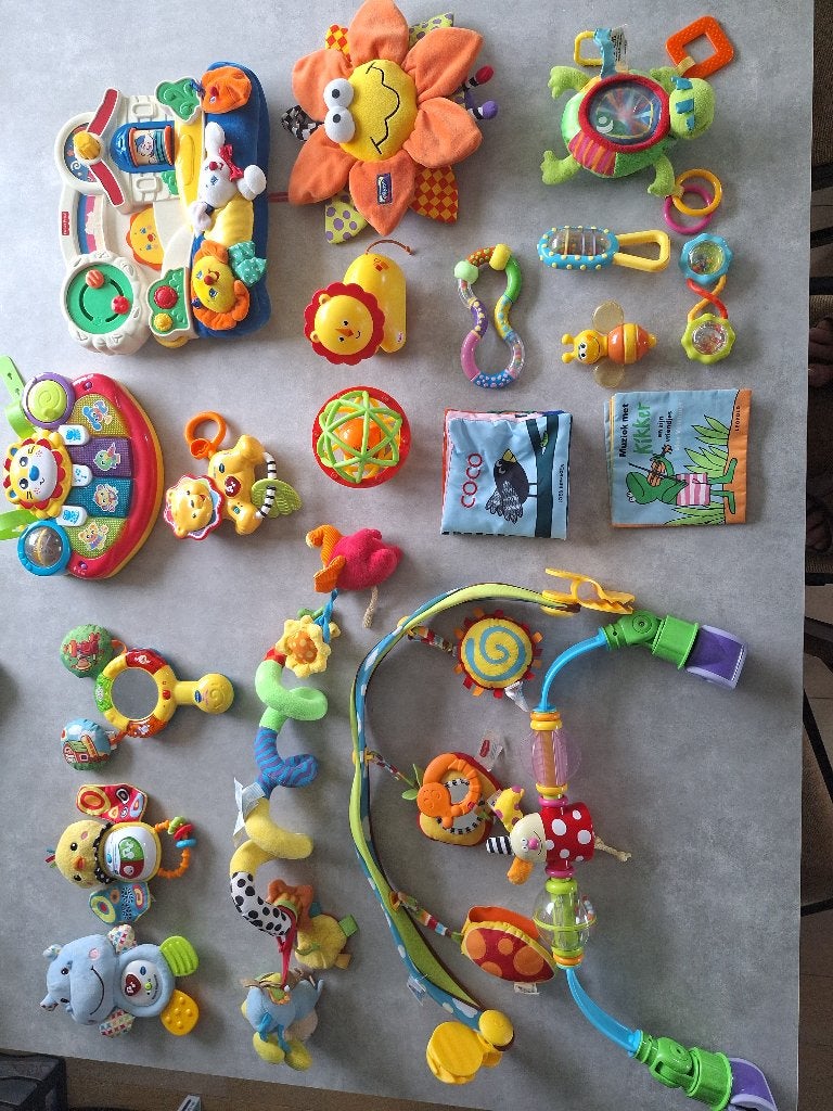 Groot Pakket Baby Speelgoed (rammelaars, boekjes, mobiel), Ophalen, Zo goed als nieuw, Mobiel, Met licht