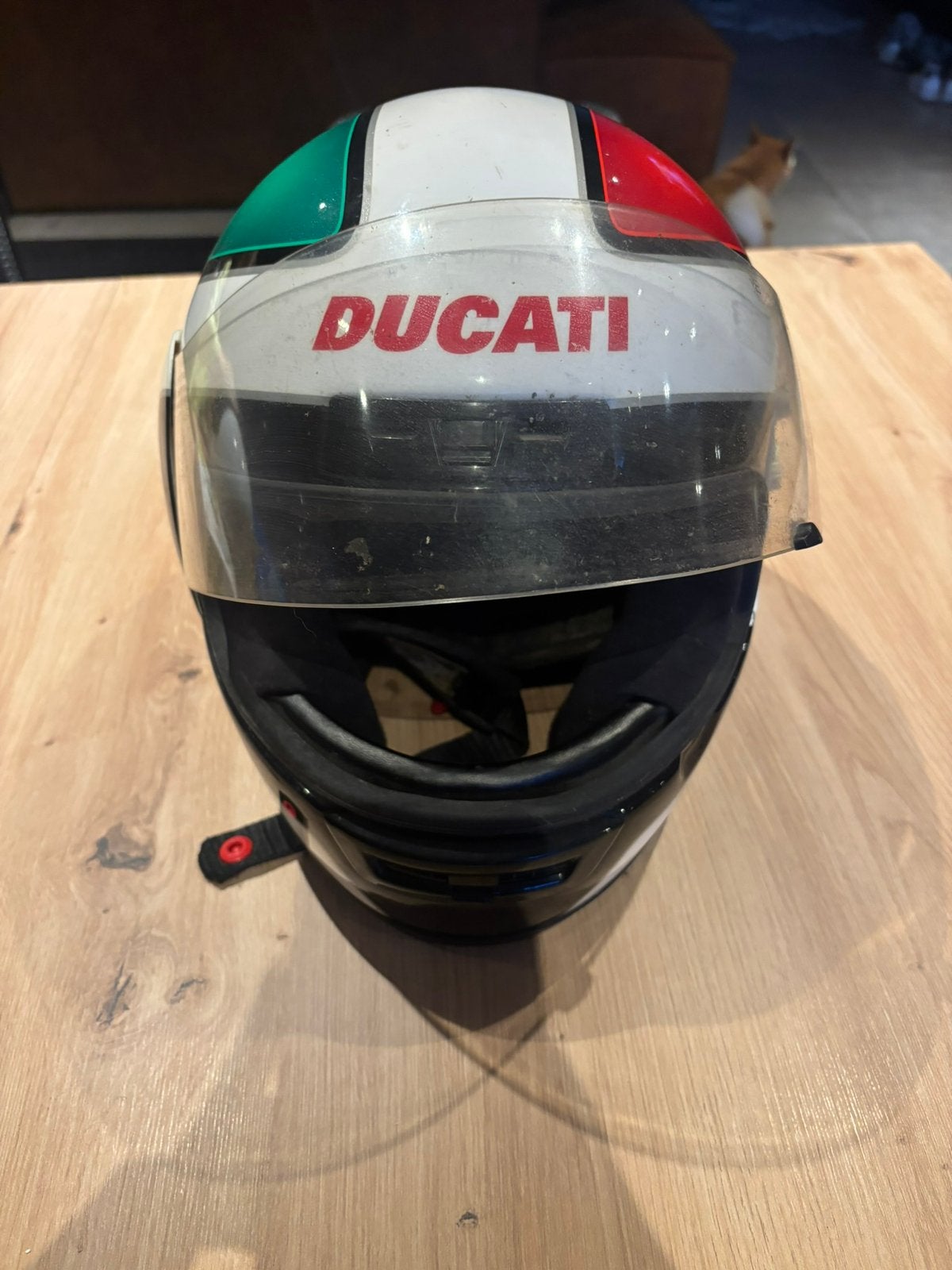 Ducati helm, Ophalen