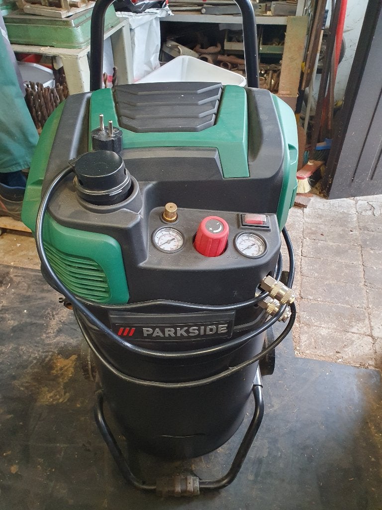 Compressor parkside vertikaal 1800 watt 220v, Doe-het-zelf en Bouw, Ophalen