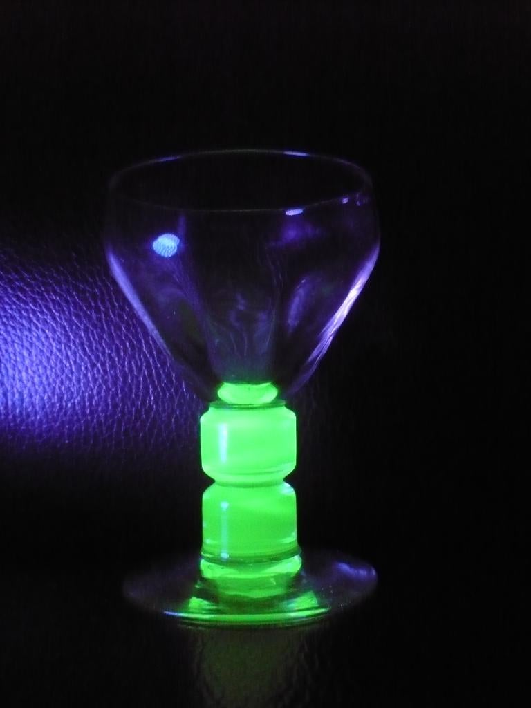 Art deco uranium glas borrelglaasje, Antiek en Kunst, Antiek | Glaswerk en Kristal, Ophalen of Verzenden