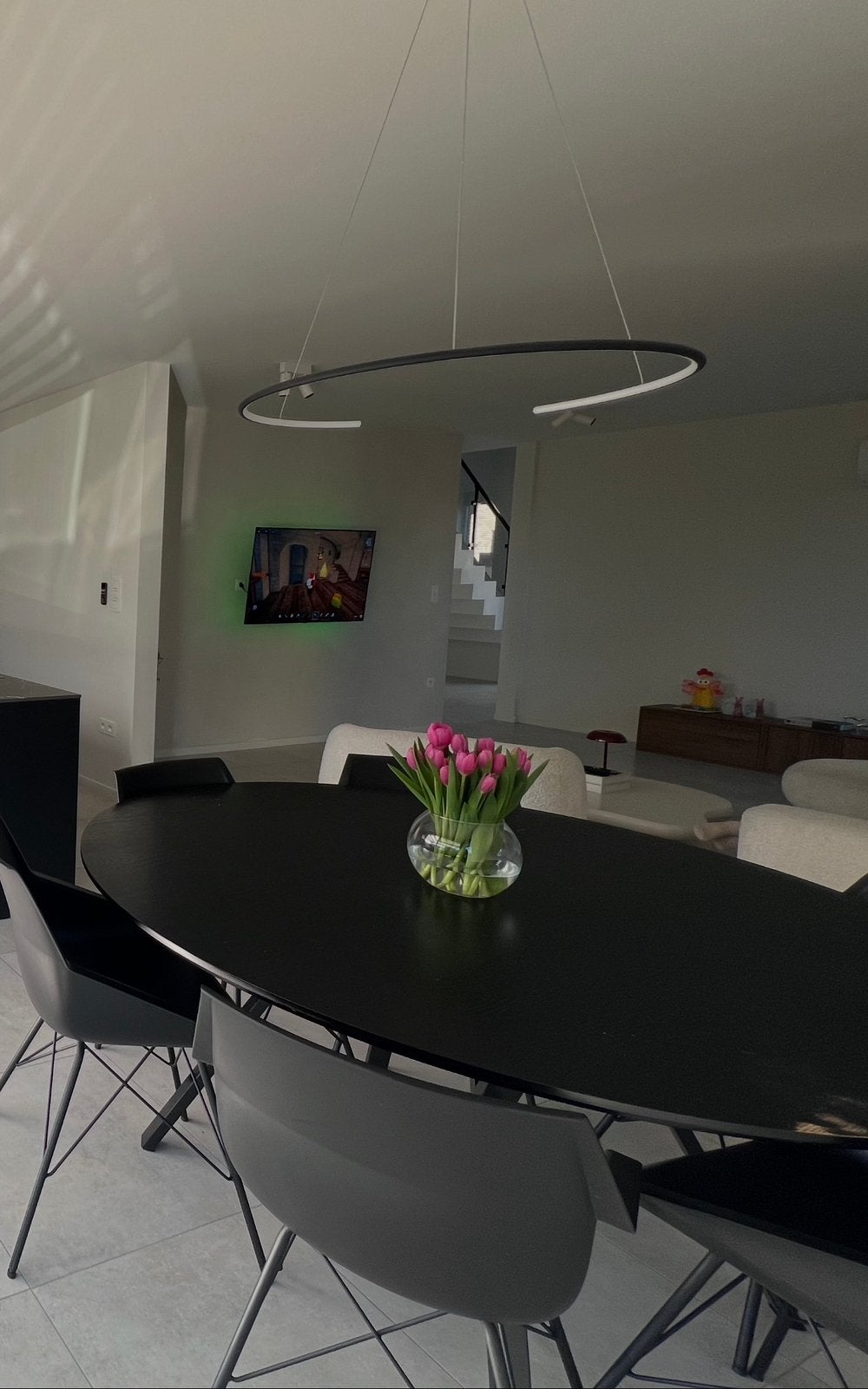 Ronde zwarte eettafel 150 cm + 6 zwarte stoelen