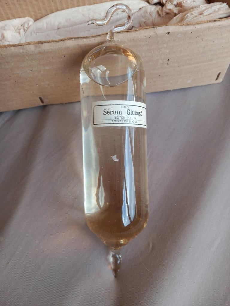 Oude glazen baxter met 500 cc serumglucose, Ophalen of Verzenden