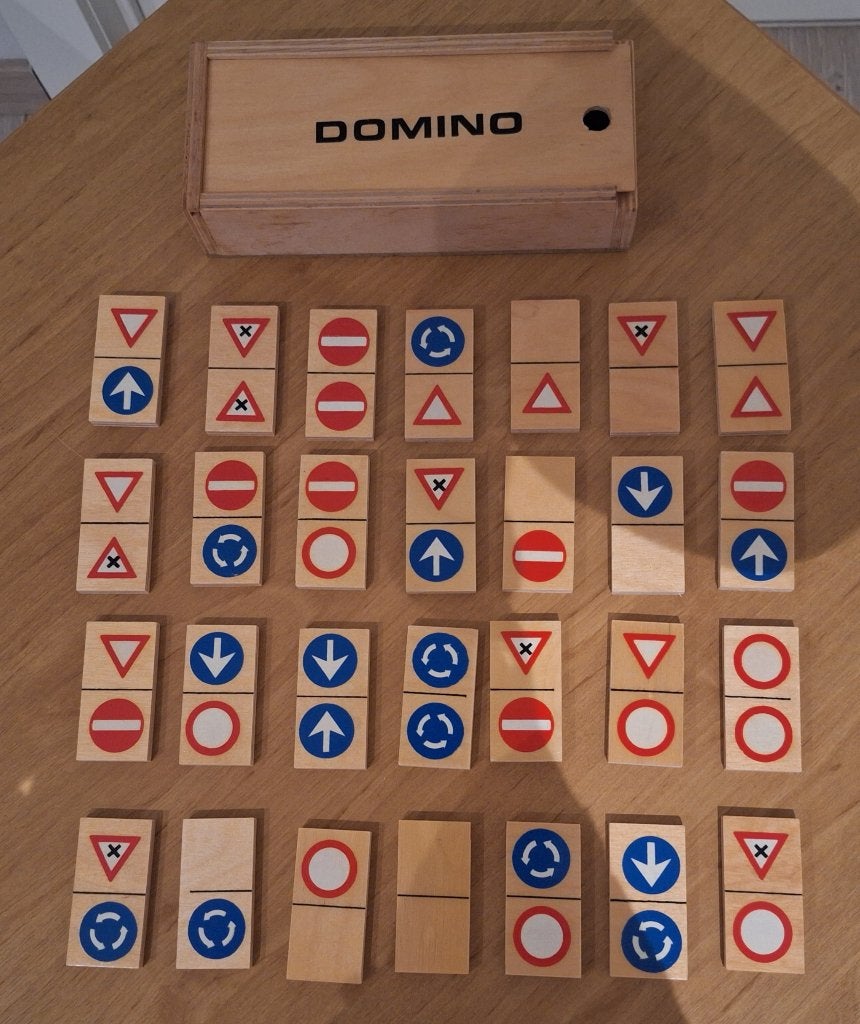 28-delig houten dominospel met als thema verkeersborden, Drie of vier spelers, Ophalen of Verzenden, Zo goed als nieuw, Onbekend
