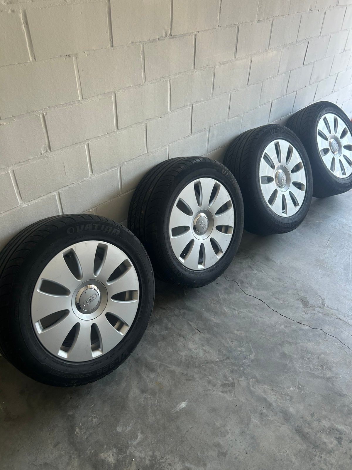 Audi velgen + banden, Ophalen, Band(en)